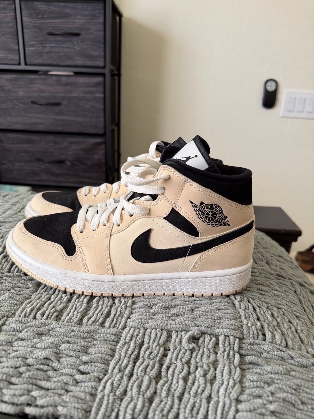 Nike Air Jordan 1 mid- Barely Orange